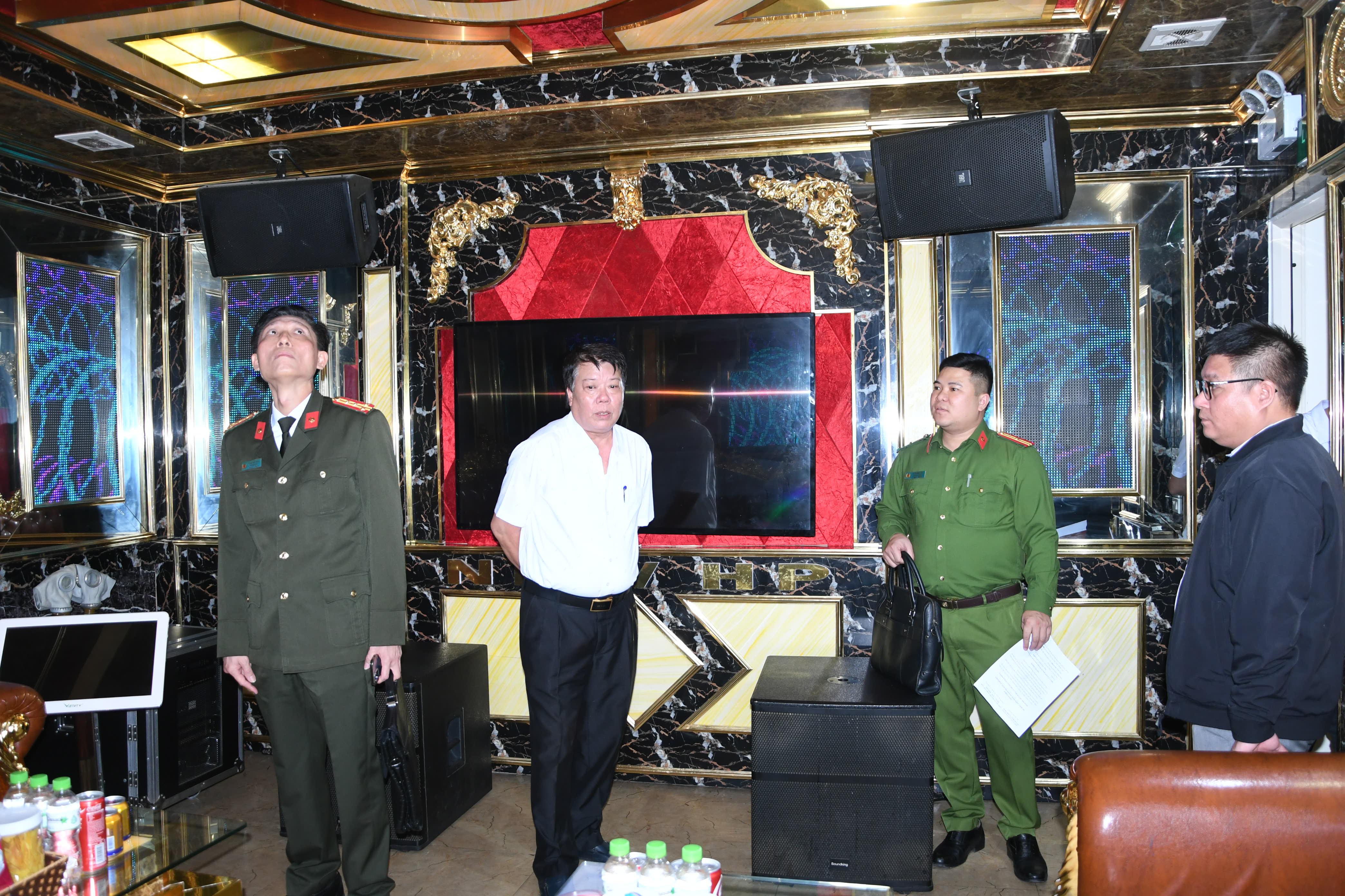 Giao cho UBND quận, Công an quận đôn đốc Cơ sở kinh doanh Karaoke New HP khắc phục tồn tại về PCCC